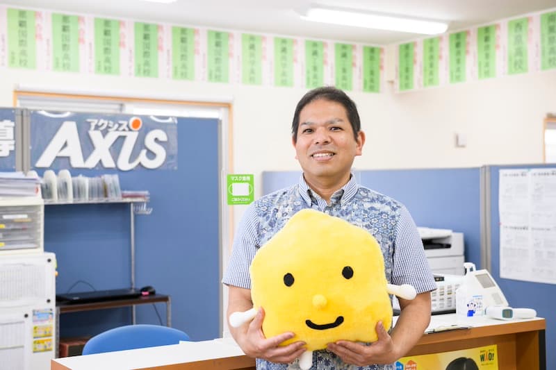生徒の変化に気を配りながら一人ひとりの 性格や目標を理解して適切なアプローチを［個別指導 Axis首里石嶺校］