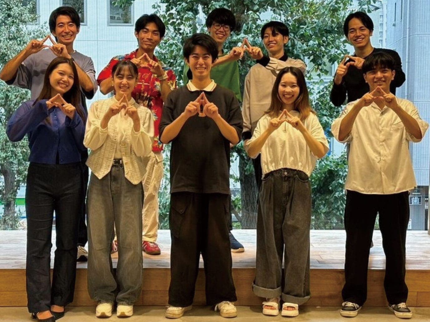 胸の前で手でハートを作る学生団体ALOHAのメンバー