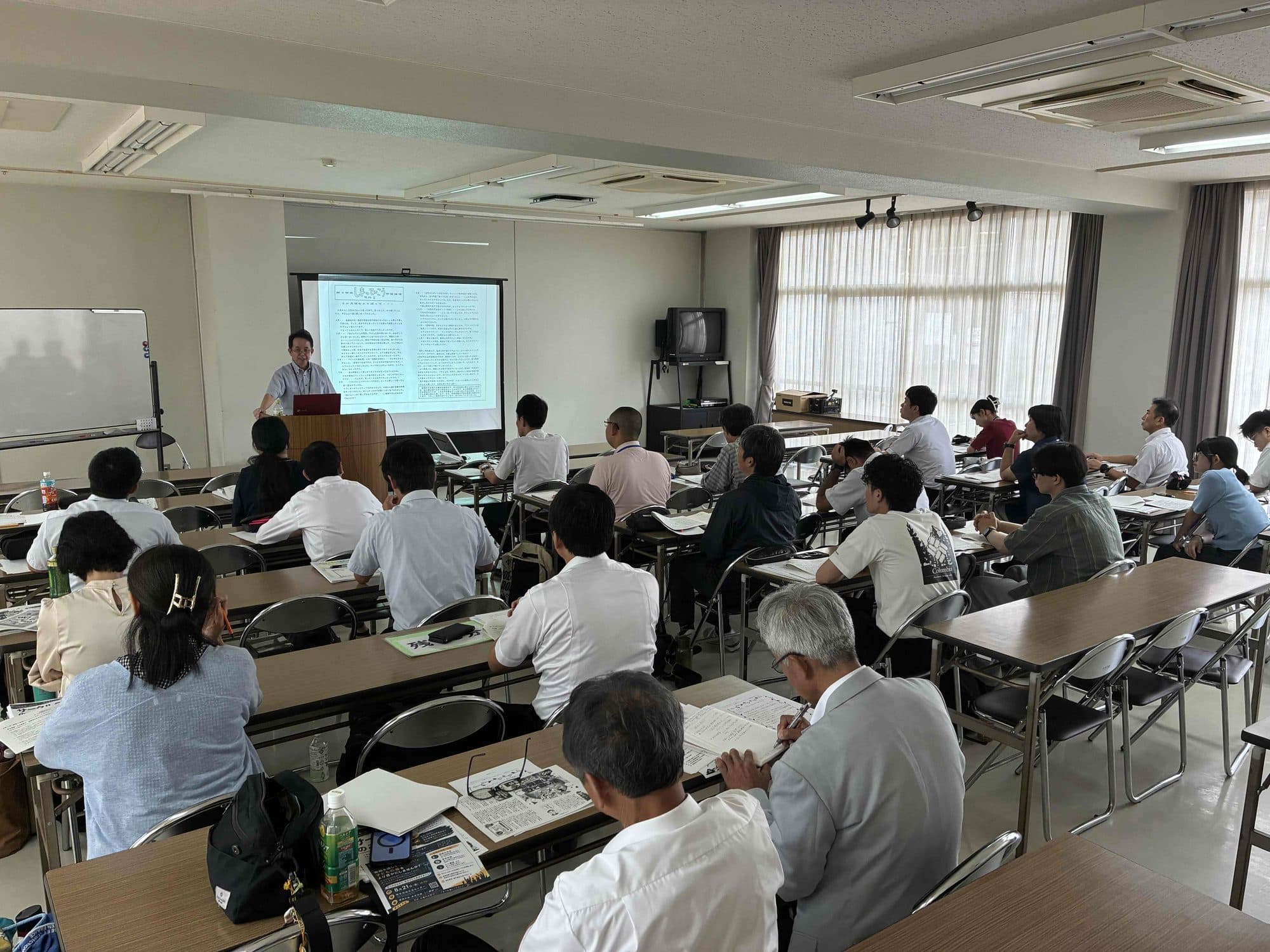 GN1の研修会の会場。多くの参加者が講師の話を聞いている