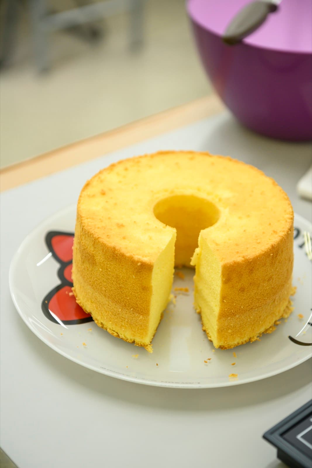 皿にのった、切り分けたシフォンケーキ