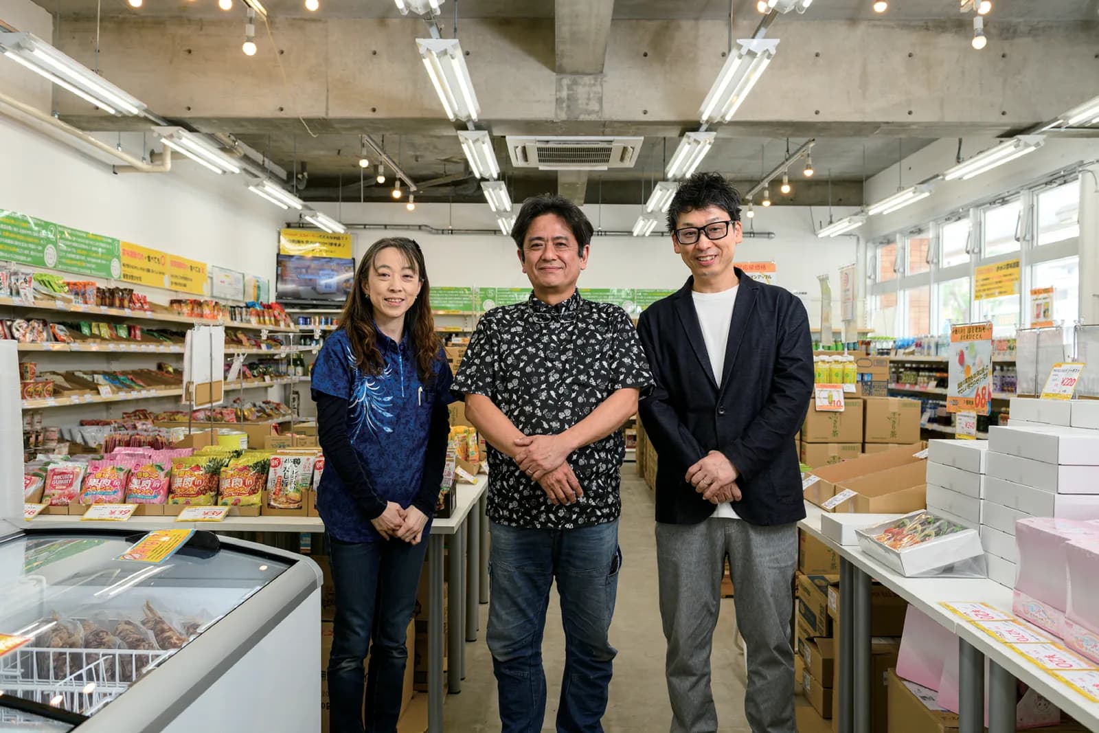 ecoeat 那覇与儀店の店内に並ぶ3人