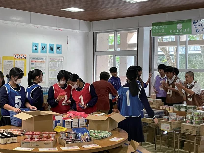教室に並べた商品を手に取る生徒たち