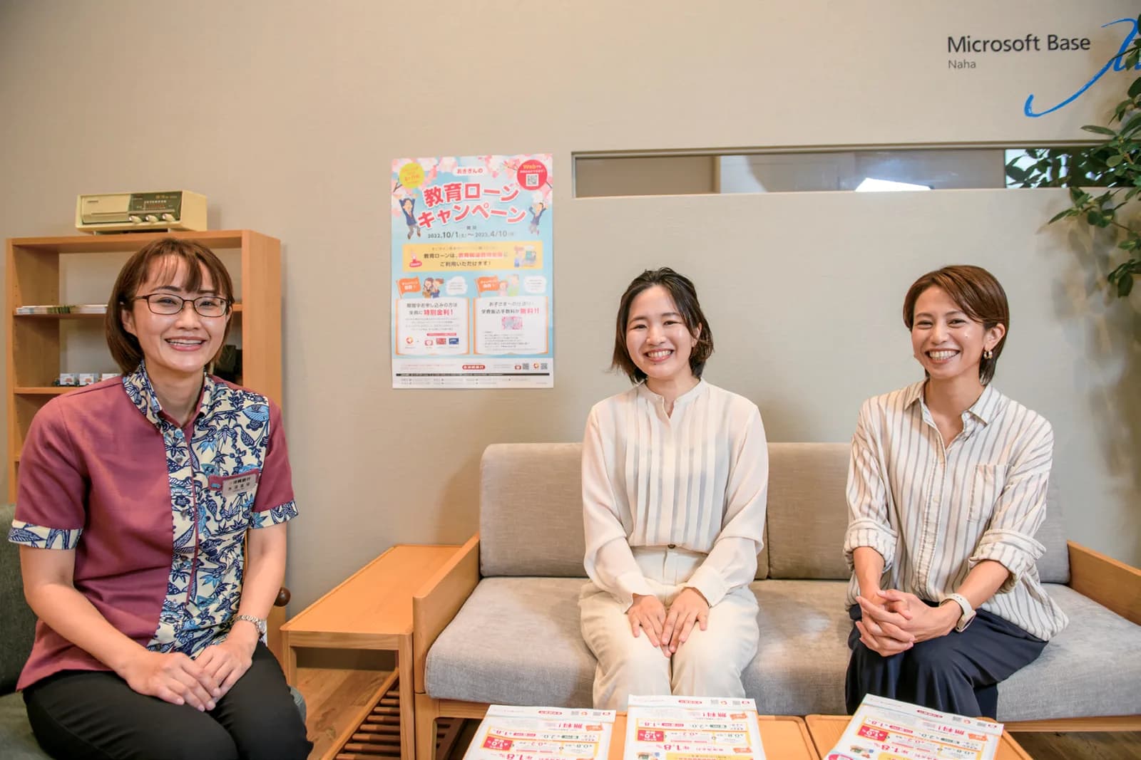 ソファに並んで座る沖縄銀行の米須美栄店長と、ジュクタン読者モデルの翁長さん・宮城さん