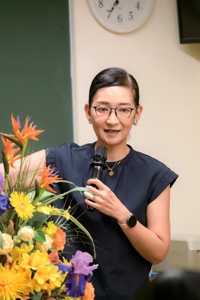 マイクを持って話す葛西雅美氏