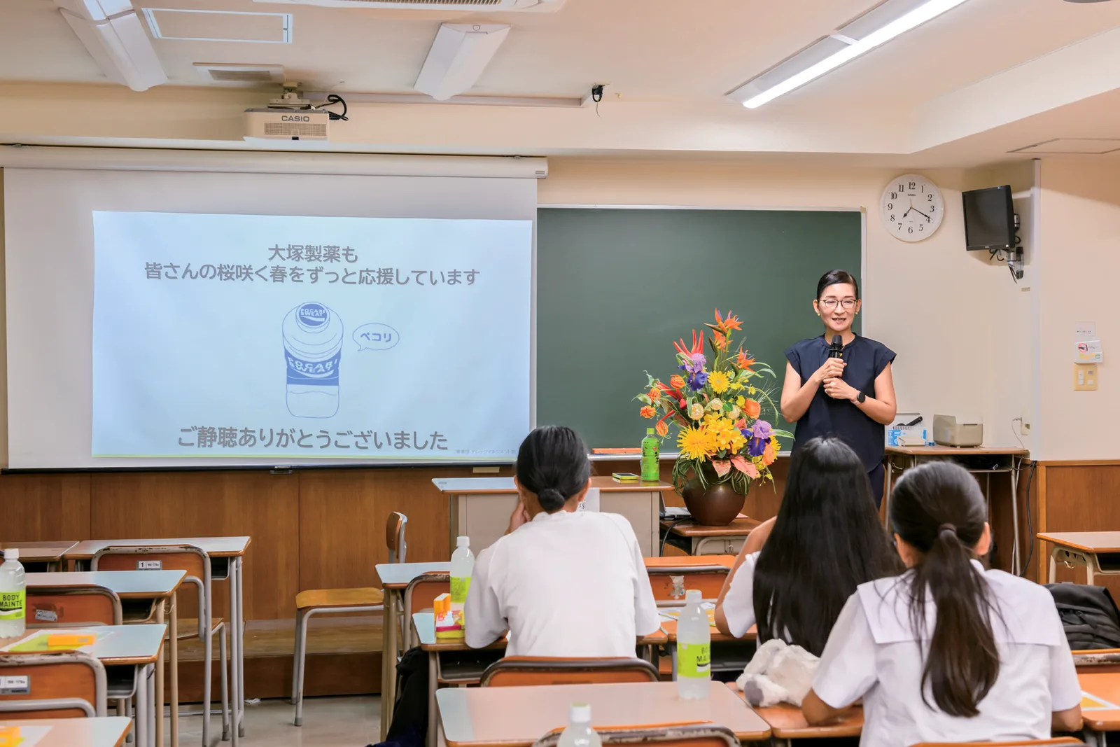 教室で沖ゼミ生に向けて話す葛西雅美氏