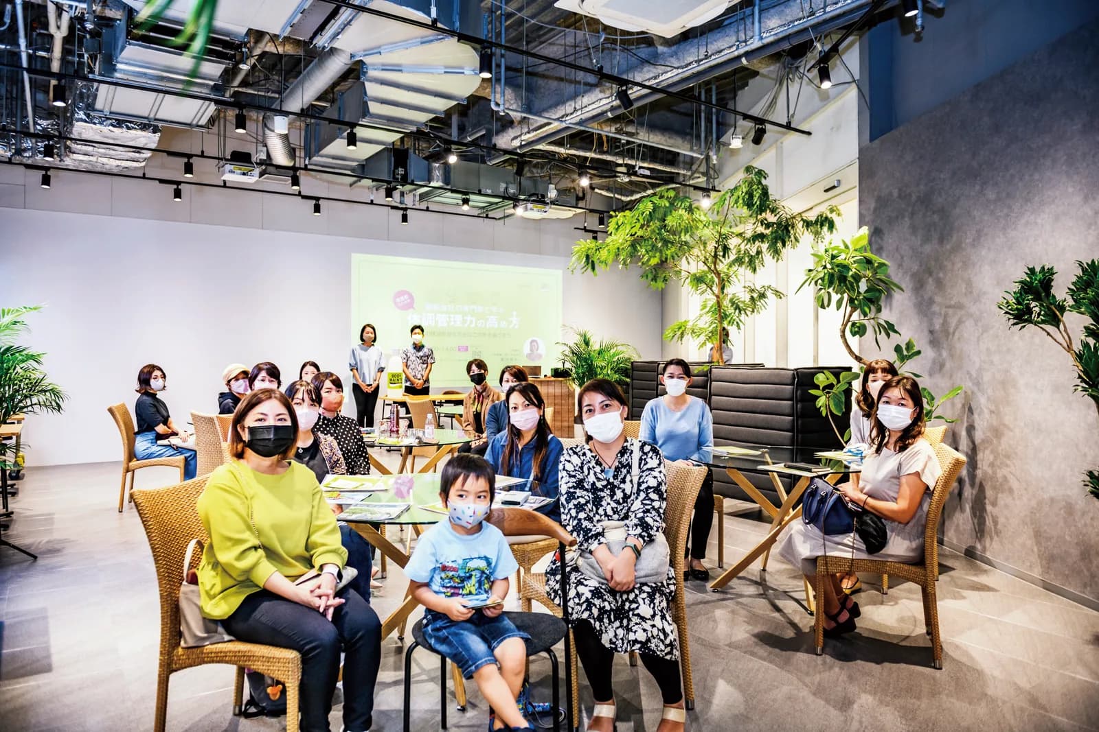 勉強会の会場で並んで座る、参加した保護者と子どもたち