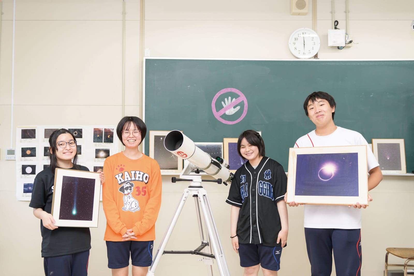 部員4人が望遠鏡と天体写真の額を持って並ぶ集合写真