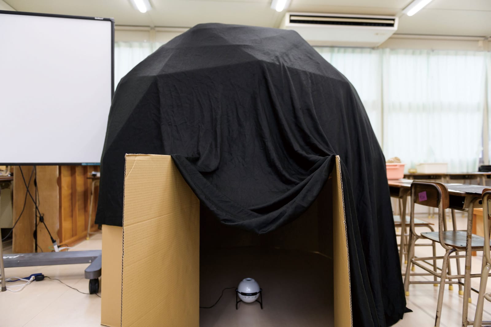 黒い布と段ボールで作ったプラネタリウムのドーム