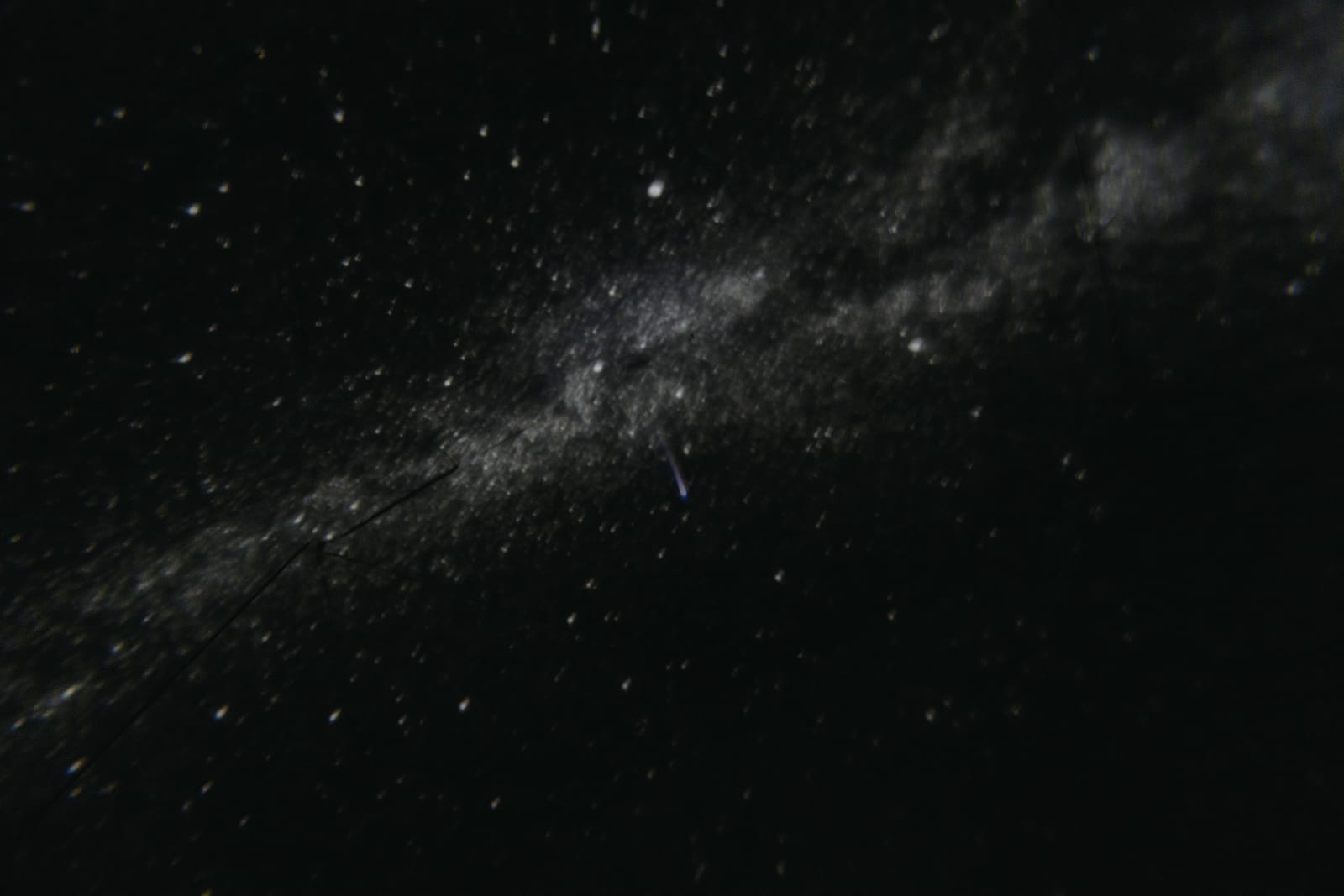 自作ドームのプラネタリウムに映し出された天の川の星空
